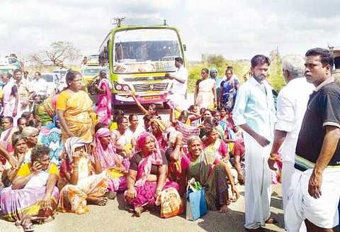 புயலால் பாதிக்கப்பட்டவர்களுக்கு நிவாரணம் வழங்கக்கோரி கிராமமக்கள் சாலைமறியல்