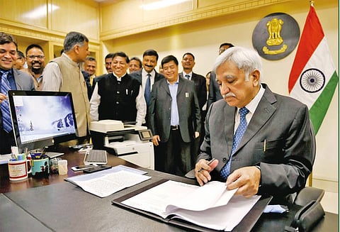 தலைமை தேர்தல் கமிஷனராக சுனில் அரோரா பொறுப்பு ஏற்றார்