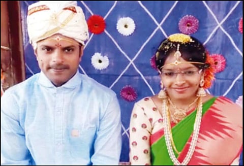 8 ஆண்டுகளாக காதலித்து சமையல் கலைஞரை கரம் பிடித்த உறவுக்கார பெண் தெலுங்கானா கவர்னரின் உதவியுடன் திருமணம் நடந்தது