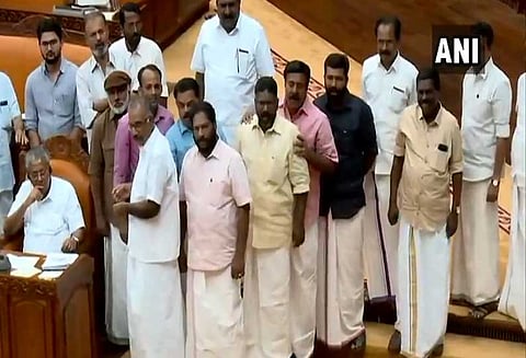 சபரிமலை விவகாரம் : கேரள சட்டசபையில் எதிர்க்கட்சிகள் அமளி - கேரள சட்டசபை ஒத்திவைப்பு