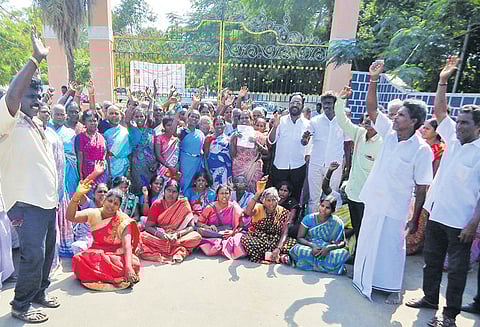 துணை சுகாதார நிலையம் அமைக்க வலியுறுத்தி திருவள்ளூர் கலெக்டர் அலுவலகத்தில் பொதுமக்கள் முற்றுகை