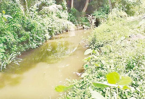 பாசன வாய்க்காலை தூர்வாரவில்லையென்றால் பொதுப்பணித்துறை அலுவலகத்தை முற்றுகையிடுவோம்