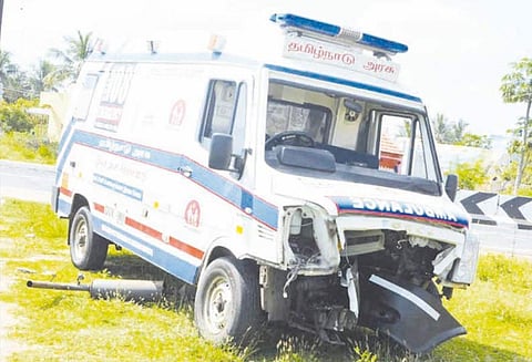 தடுப்புச்சுவரில் ஆம்புலன்ஸ் மோதல்; சிகிச்சைக்கு சென்ற முதியவர் பலி மனைவி உள்பட 3 பேர் படுகாயம்