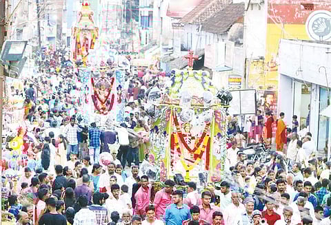 10-ம் நாள் திருவிழா: புனித சவேரியார் பேராலயத்தில் 4 தேர்கள் பவனி ஏராளமானவர்கள் பங்கேற்பு