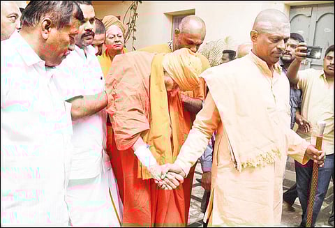 பெங்களூரு மருத்துவமனையில் சிகிச்சை முடிந்து சிவக்குமார சுவாமி மடத்திற்கு திரும்பினார்