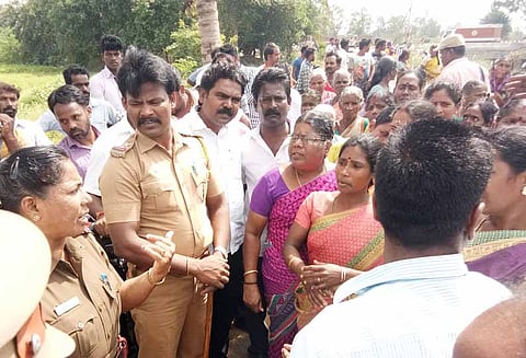 நெய்வேலி அருகே: டாஸ்மாக் கடைக்கு எதிர்ப்பு தெரிவித்து பெண்கள் போராட்டம் - திறக்கக்கோரி மதுபிரியர்கள் திரண்டதால் பரபரப்பு