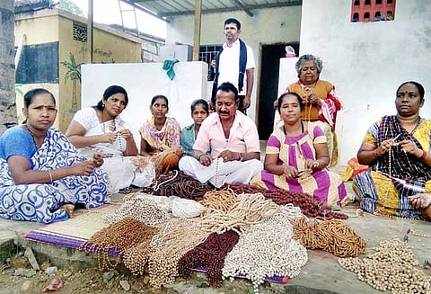 சபரிமலை பிரச்சினை எதிரொலி: பக்தர்கள் அணியும் மாலை தயாரிப்பு தொழில் பாதிப்பு