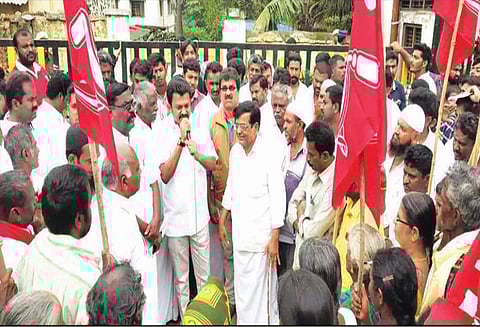 தேன்கனிக்கோட்டையில், வனத்துறையை கண்டித்து இந்திய கம்யூனிஸ்டு கட்சியினர் ஆர்ப்பாட்டம்