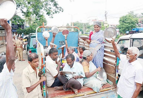 ஜெயலலிதா நினைவுநாளில் திருச்சியில் பார்வையற்றோர் தட்டு ஏந்தி நூதன போராட்டம்