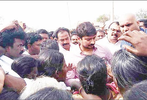 புயலால் பாதிக்கப்பட்டவர்களுக்கு உதயநிதி ஸ்டாலின் ஆறுதல் நிவாரண பொருட்களை வழங்கினார்