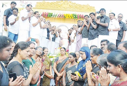 2-ம் ஆண்டு நினைவுநாள்: கரூர் மாவட்ட அ.தி.மு.க. சார்பில் ஜெயலலிதா உருவப்படத்திற்கு மலர்தூவி அஞ்சலி