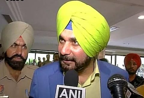 யோகியை விமர்சனம் செய்த சித்துவின் தலைக்கு ரூ.1 கோடி பரிசு இந்து அமைப்பு அறிவிப்பால் பரபரப்பு