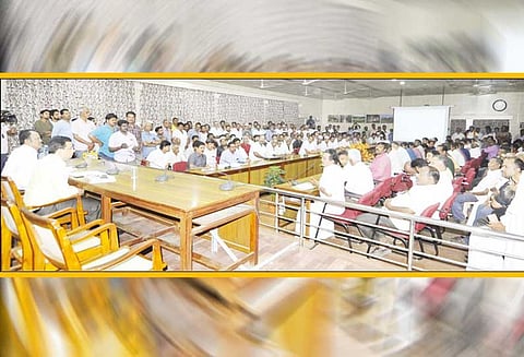 ‘ஸ்மார்ட் சிட்டி’ திட்டத்தில் கட்டப்படும் வணிக வளாகத்தில் முன்னுரிமை அடிப்படையில் கடைகள் ஒதுக்க உத்தரவாதம் அளிக்க முடியாது கருத்துகேட்பு கூட்டத்தில் மாநகராட்சி கமிஷனர் தகவல்