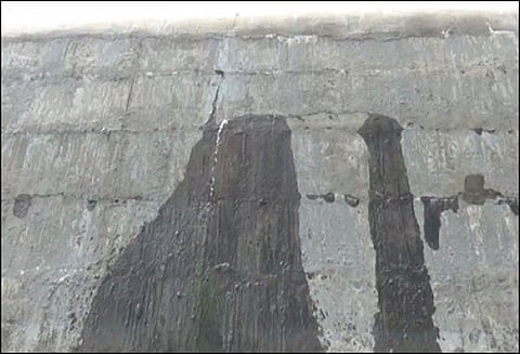 பொன்னேரி அருகே லட்சுமிபுரம் அணைக்கட்டில் நீர் கசிவு