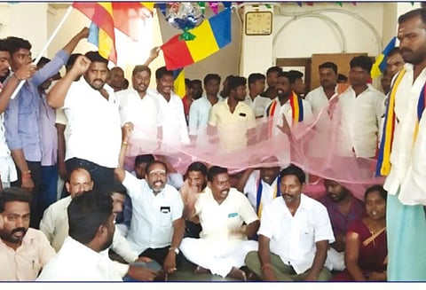 வில்லியனூர் கொம்யூன் பஞ்சாயத்து அலுவலகத்தை பா.ம.க.வினர் கொசுவலையுடன் முற்றுகை