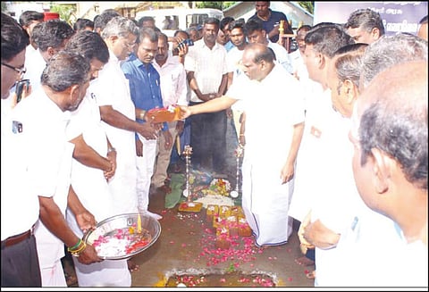 கிருமாம்பாக்கத்தில் ரூ.1½ கோடி செலவில் நுழைவு வாயில், அம்பேத்கர் சிலை பணிகளை அமைச்சர் கந்தசாமி தொடங்கி வைத்தார்