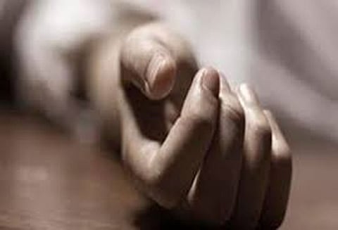 கடன் தொல்லையால் புத்தக கடைக்காரர் தற்கொலை மயங்கிய நிலையில் மனைவி மீட்பு