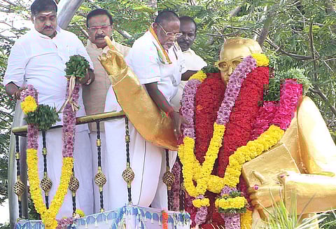 அம்பேத்கர் சிலைக்கு மாலை அணிவித்து தலைவர்கள் மரியாதை