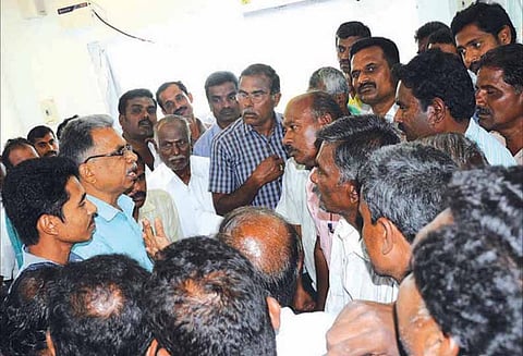 காப்பீடு செய்த பயிர்களுக்கு இழப்பீடு கிடைக்காததால்: அதிகாரிகளை முற்றுகையிட்டு விவசாயிகள் வாக்குவாதம்