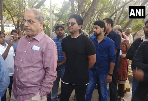 தெலுங்கானா சட்டமன்ற தேர்தல்: வரிசையில் நின்று வாக்களித்த அல்லு அர்ஜூன்