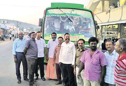 கூடுவாஞ்சேரி அருகே தனியார் பஸ்சை மறித்து பொதுமக்கள் ஆர்ப்பாட்டம்