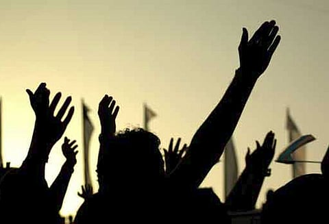 விதிமுறைகளை மீறி கனிமம் ஏற்றிச் செல்லும் லாரிகள் திருவள்ளூர் கலெக்டர் அலுவலகம் முற்றுகை