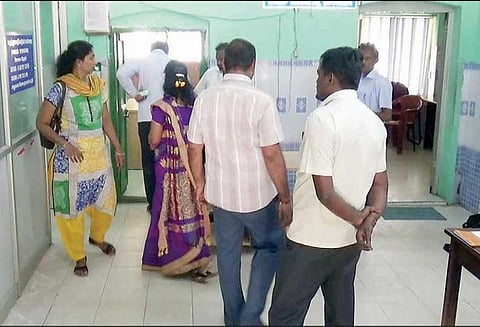 நோயாளிகளை அனுமதிக்க பணம் வசூலிப்பதாக புகார்: ஓமலூர் அரசு ஆஸ்பத்திரியில் லஞ்ச ஒழிப்பு போலீசார் சோதனை