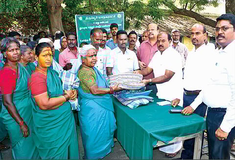 திருப்பூரில் துப்புரவு தொழிலாளர்களுக்கு இலவச சீருடை - குணசேகரன் எம்.எல்.ஏ. வழங்கினார்