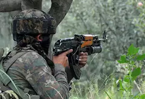 காஷ்மீர் எல்லையில் பாகிஸ்தான் ராணுவம் அத்துமீறி தாக்குதல் - இந்திய வீரர்கள் பதிலடி