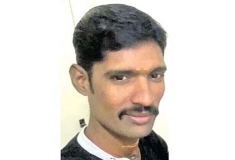 விசாரணைக்காக அழைத்து சென்ற போது போலீசார் பிடியில் இருந்து தப்பி ஓடிய தொழிலாளி, பஸ் மோதி பலி