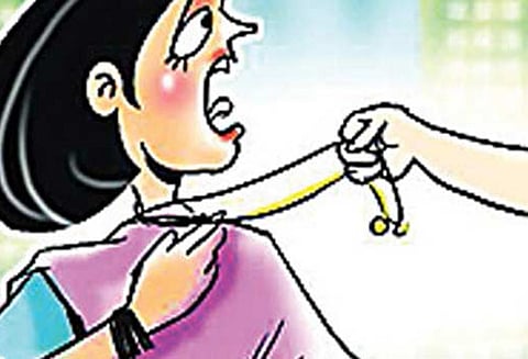 திருவள்ளூர் மாவட்டத்தில் 2 பெண்களிடம் நகை பறிப்பு