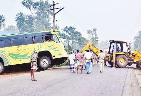 பாபநாசம் அருகே பள்ளத்தில் பஸ் இறங்கியது; 30 பேர் அதிர்ஷ்டவசமாக உயிர் தப்பினர்