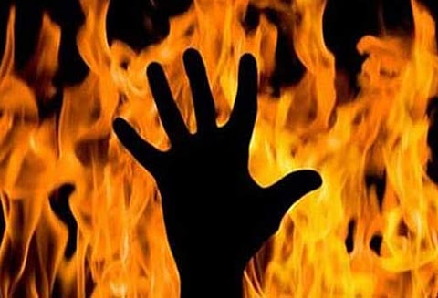 மோட்டார் சைக்கிளை போலீசார் பறிமுதல் செய்ததால் ஆத்திரம்: போலீஸ் நிலையம் முன்பு வாலிபர் தீக்குளிக்க முயன்றதால் பரபரப்பு