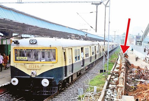 எழும்பூர் ரெயில் நிலையத்தில் மின்சார ரெயிலில் இருந்து இருபுறமும் ஏறி இறங்கும் வகையில் பிளாட்பாரம் பயணிகள் கோரிக்கை