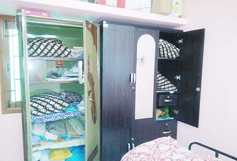 துறையூரில் 2 வீடுகளில் 10 பவுன் நகை-பணம் திருட்டு மர்ம நபர்களுக்கு போலீசார் வலைவீச்சு