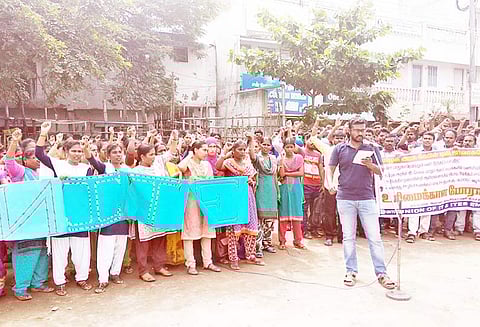 இ-சேவை மைய ஊழியர்கள் ஆர்ப்பாட்டம்