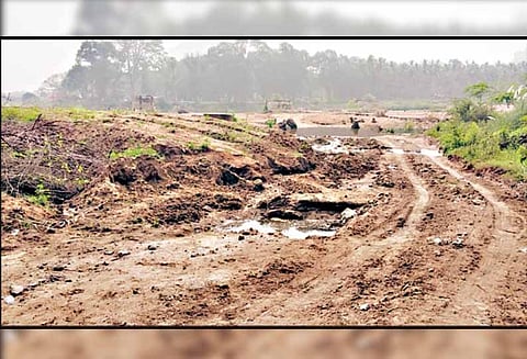 நிலக்கோட்டை அருகே: வைகை ஆற்றில் மணல் அள்ளும் கும்பல்