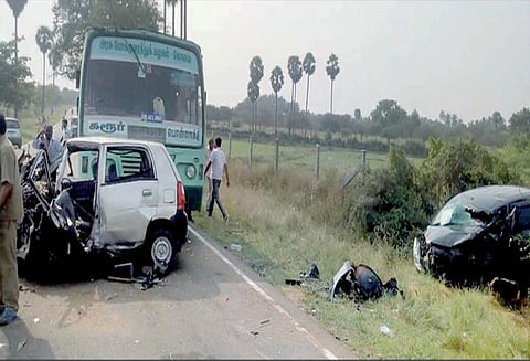 மூலனூர் அருகே கார்கள் நேருக்கு நேர் மோதல்; குழந்தை பலி - 5 பேர் படுகாயம்