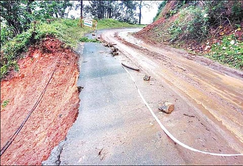 ஓவேலியில் சாலைகளை சீரமைக்கக்கோரி: ஆர்ப்பாட்டம் நடத்த பொதுமக்கள் முடிவு