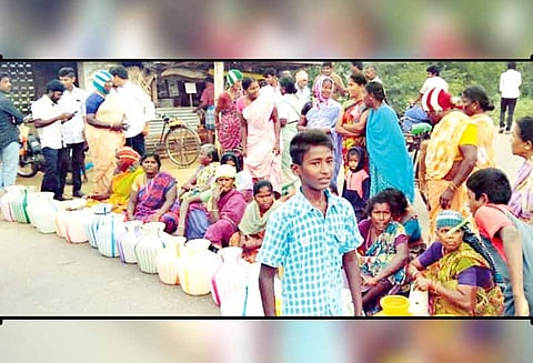 குஜிலியம்பாறை அருகே: குடிநீர் கேட்டு காலிக்குடங்களுடன் பெண்கள் மறியல்