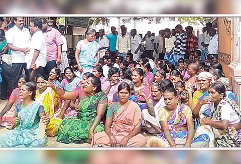 விலையில்லா ஆடுகள் வழங்கியதில் குளறுபடி: தாலுகா அலுவலகம் முன்பு கிராம மக்கள் தர்ணா - காட்டுமன்னார்கோவிலில் பரபரப்பு