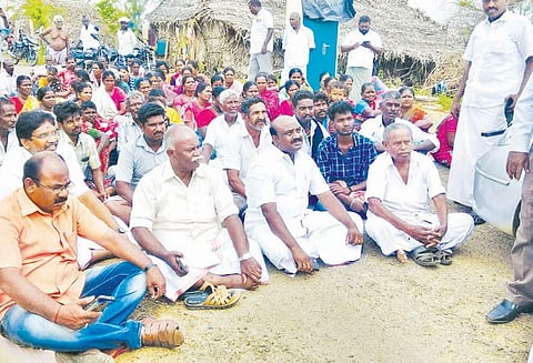 கஜா புயல் பாதிப்பு கணக்கெடுப்பை ஆய்வு செய்ய வந்த அதிகாரியை சிறைபிடித்து பொதுமக்கள் சாலை மறியல்