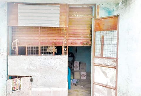 மதுக்கடையின் பூட்டை உடைத்து ரூ.52 ஆயிரம் மதுபாட்டில்கள்- ரூ.10 ஆயிரம் கொள்ளை மர்ம நபர்கள் கைவரிசை