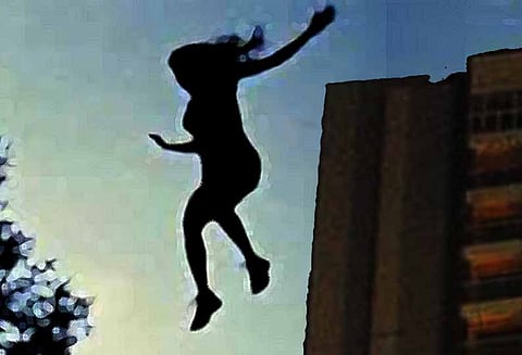 கோவை காந்திபுரம்: மேம்பாலத்தில் இருந்து குதித்து கல்லூரி மாணவி தற்கொலை முயற்சி