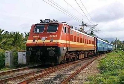 நாசரேத் அருகே: ரெயில் மோதி மூதாட்டி பலி - வயலுக்கு சென்றபோது பரிதாபம்