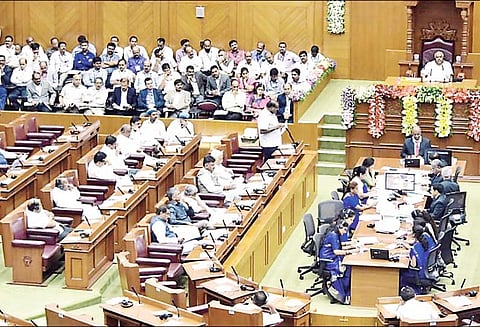 வாஜ்பாய், அனந்தகுமா, ஜாபர்ஷெரீப், அம்பரீஷ் மறைவுக்கு கர்நாடக சட்டசபையில் இரங்கல்