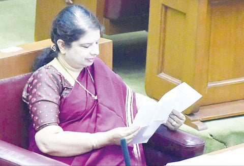 கர்நாடக சட்டசபை கூட்டத்தில் காங்கிரஸ் எம்.எல்.ஏ.க்கள் பங்கேற்றனர் கூட்டணி ஆட்சிக்கு இருந்த சிக்கல் நீங்கியது