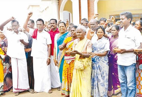 தஞ்சை கலெக்டர் அலுவலகத்தில் இந்திய கம்யூனிஸ்டு கட்சியினர் நூதன போராட்டம்