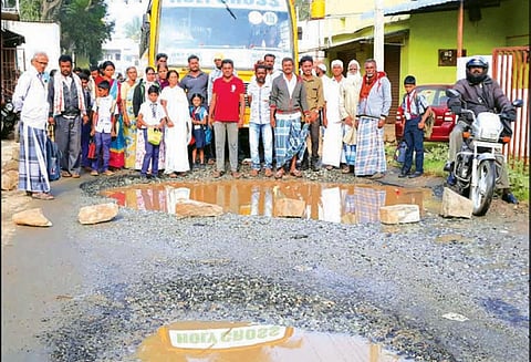 தேன்கனிக்கோட்டையில் குடிநீர் குழாயை சீரமைக்க கோரி பொதுமக்கள் சாலை மறியல்