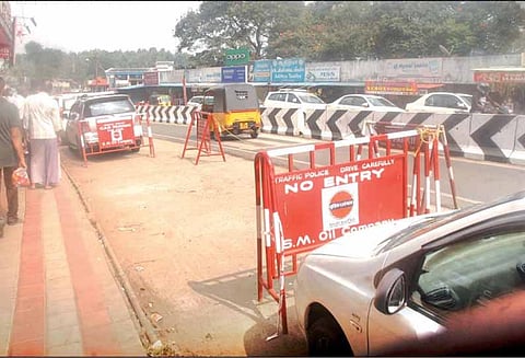 சுற்றுலா வாகனங்கள் நிறுத்தும் இடத்தில்: போலீசார் இரும்பு தடுப்புகளை வைத்ததற்கு டிரைவர்கள் எதிர்ப்பு